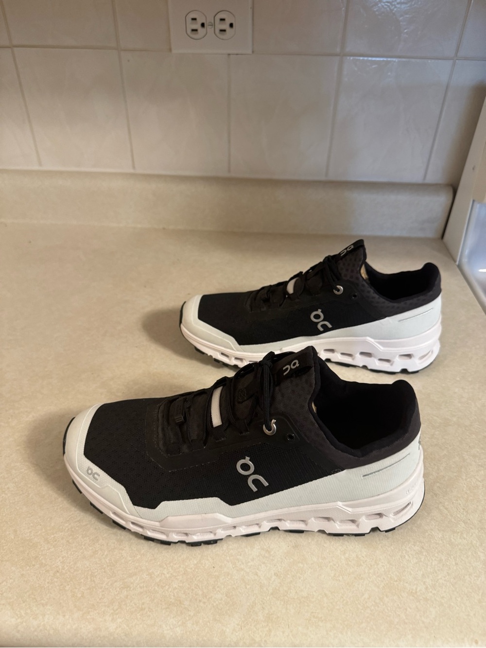 On Men's Black/White Trail Running Shoe - Picture 3 of 9